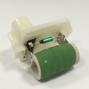 Rezistenta in serie motor electric (ventilator radiator) FIAT 500L (351_, 352_) 0.9 (199LYC1B) benzina 105 cai DENSO DRS09025